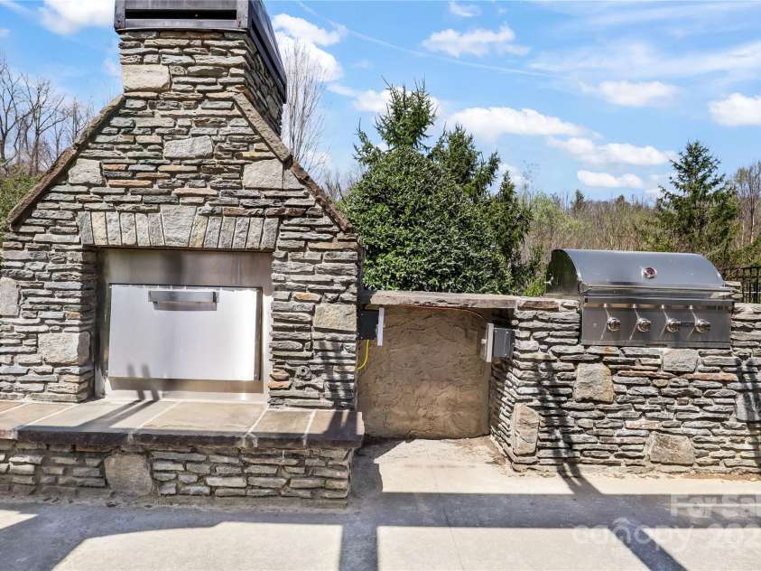 77 Creekside View Drive, Asheville, NC 28804.  MLS# CAR4109113, YatesRealty ID 17957. Clubhouse area