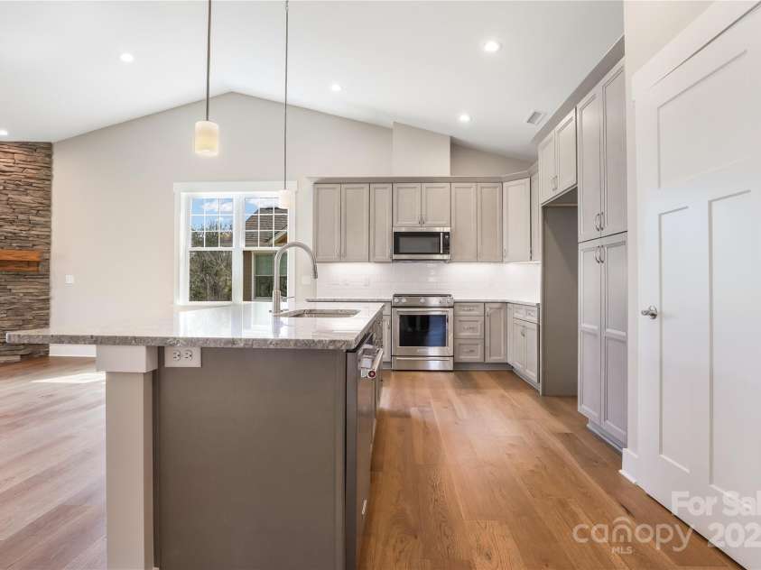 77 Creekside View Drive, Asheville, NC 28804.  MLS# CAR4109113, YatesRealty ID 17957. Granite countertops and soft closed doors and drawers.
