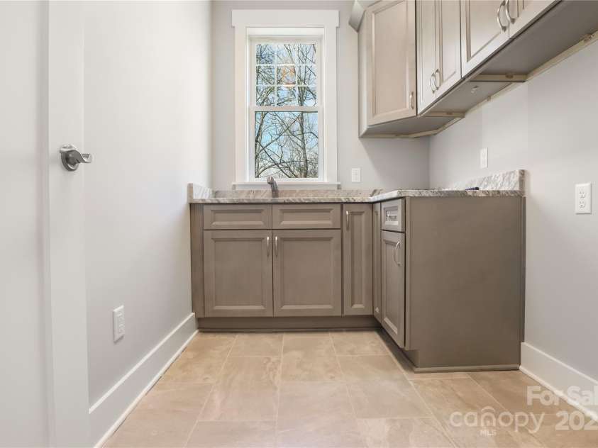 77 Creekside View Drive, Asheville, NC 28804.  MLS# CAR4109113, YatesRealty ID 17957. Laundry room with electric dryer hookups and sink