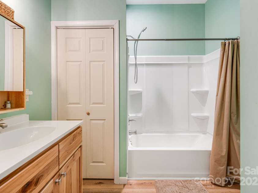 350 Hickory Springs Trail, Bryson City, NC 28713.  MLS# CAR4203007, YatesRealty ID 17958. Lower Full Bath