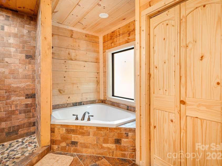 350 Hickory Springs Trail, Bryson City, NC 28713.  MLS# CAR4203007, YatesRealty ID 17958. Main Bath Corner Tub