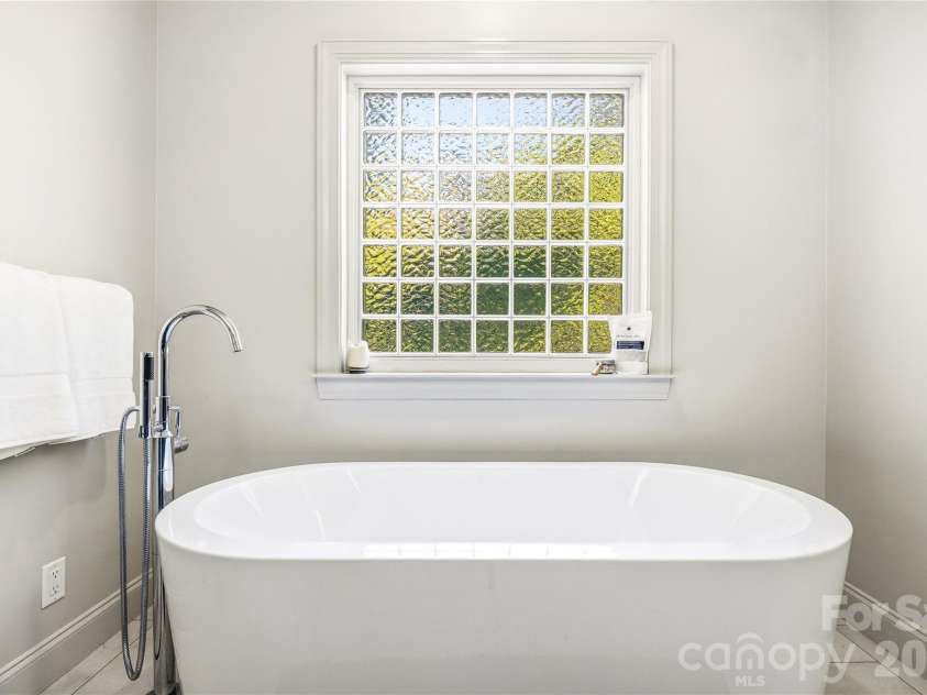 130 Ginger Quill Circle, Biltmore Lake, NC 28715.  MLS# CAR4370512, YatesRealty ID 17959. Master Suite Spa Tub