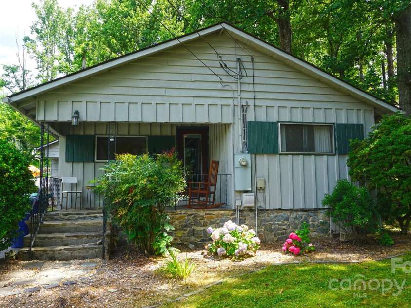 215 Cedar Lane, Arden, NC 28704.  MLS# CAR4224990, YatesRealty ID 1796. 215 Cedar Lane.