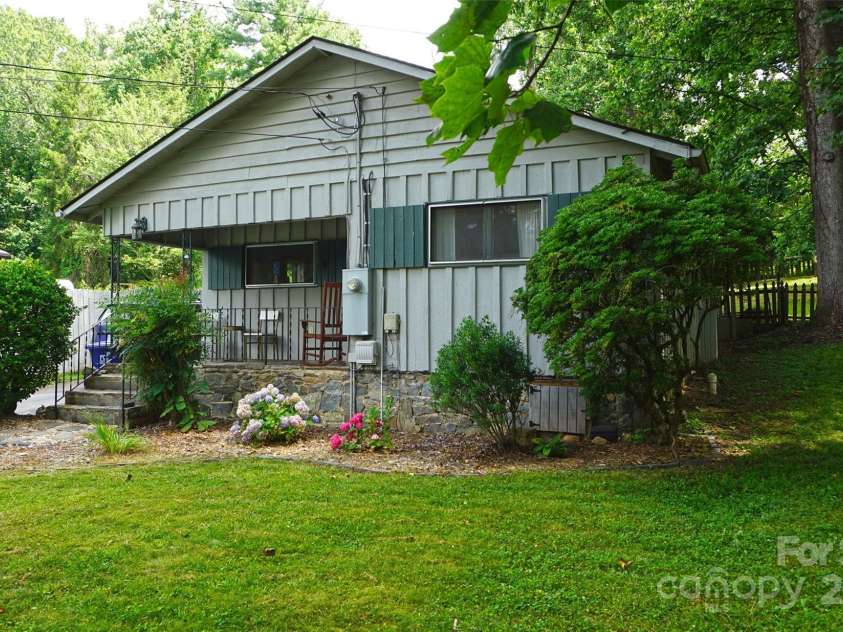 215 Cedar Lane, Arden, NC 28704.  MLS# CAR4224990, YatesRealty ID 1796. Cute Royal Pines cottage.