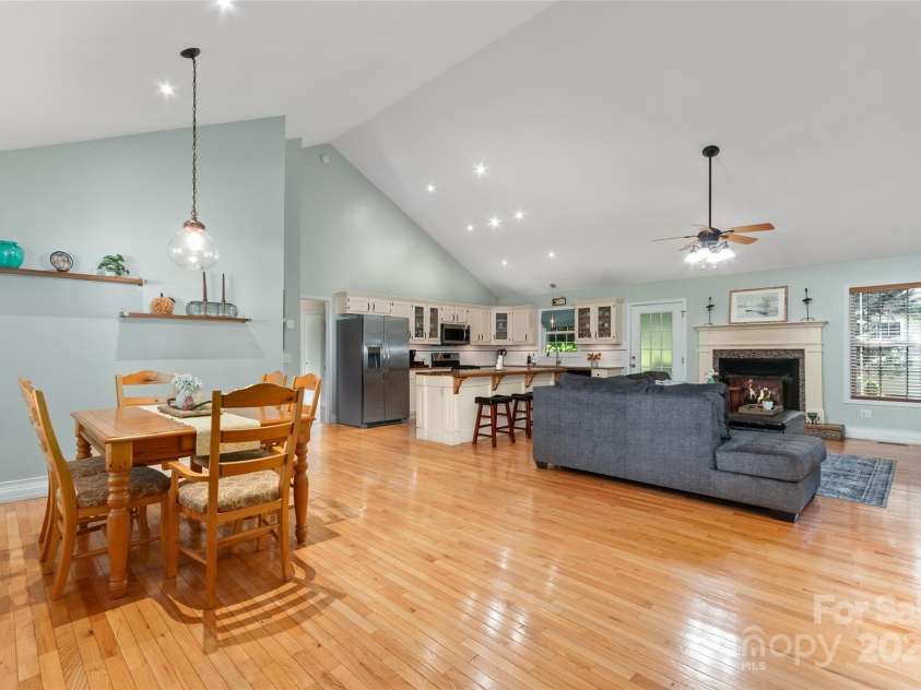 20 Grove Garden Avenue, Candler, NC 28715.  MLS# CAR4261388, YatesRealty ID 17961. 