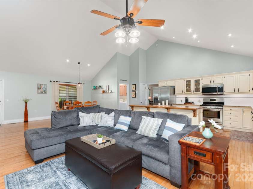 20 Grove Garden Avenue, Candler, NC 28715.  MLS# CAR4261388, YatesRealty ID 17961. 