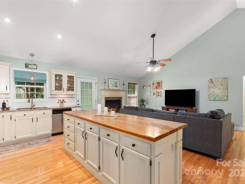 20 Grove Garden Avenue, Candler, NC 28715.  MLS# CAR4261388, YatesRealty ID 17961. 