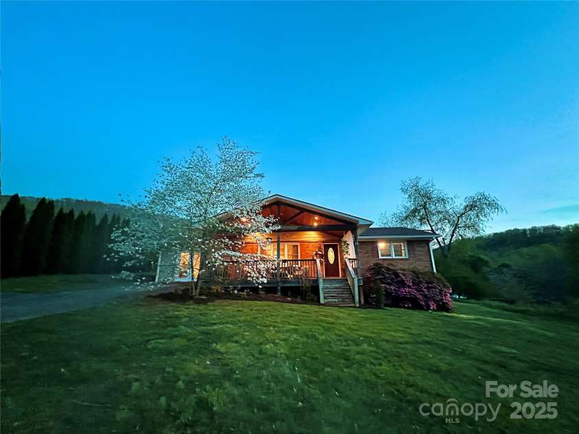 11 Chaz Lane, Candler, NC 28715.  MLS# CAR4258704, YatesRealty ID 17962. 