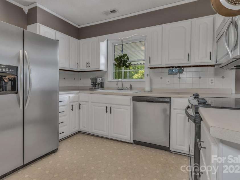 11 Chaz Lane, Candler, NC 28715.  MLS# CAR4258704, YatesRealty ID 17962. 