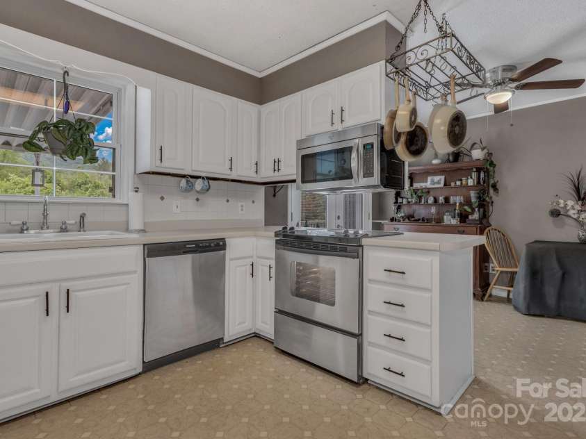 11 Chaz Lane, Candler, NC 28715.  MLS# CAR4258704, YatesRealty ID 17962. 