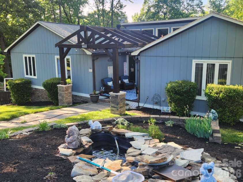 7108 Hollyhouse Drive, Charlotte, NC 28215.  MLS# CAR4366405, YatesRealty ID 17962. 