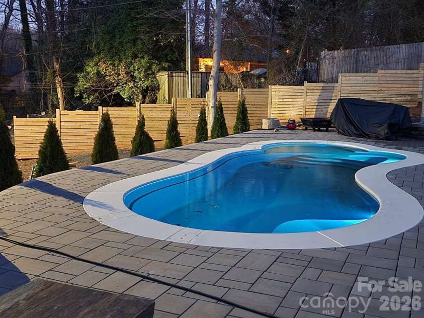 7108 Hollyhouse Drive, Charlotte, NC 28215.  MLS# CAR4366405, YatesRealty ID 17962. 