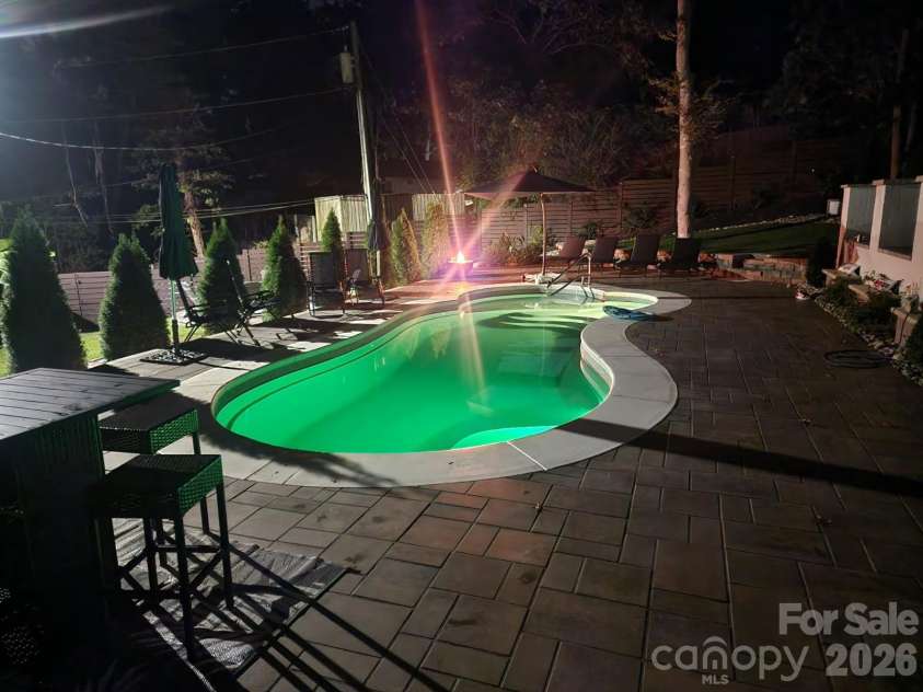 7108 Hollyhouse Drive, Charlotte, NC 28215.  MLS# CAR4366405, YatesRealty ID 17962. 