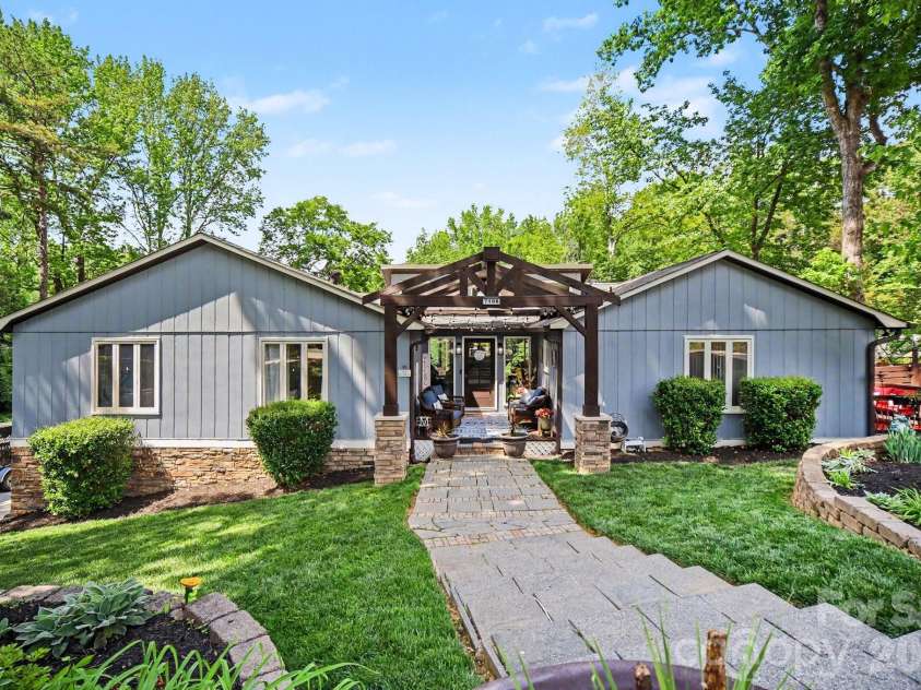 7108 Hollyhouse Drive, Charlotte, NC 28215.  MLS# CAR4366405, YatesRealty ID 17962. 