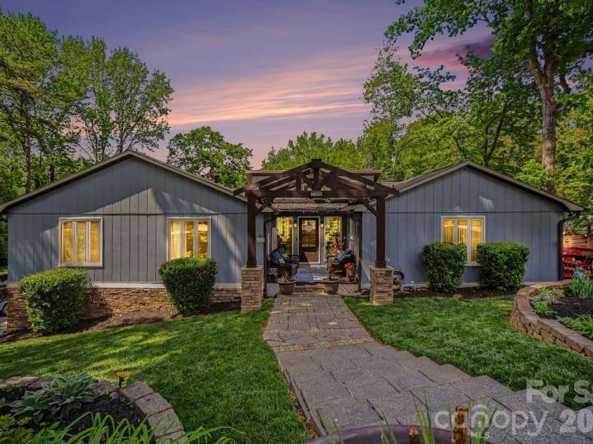 7108 Hollyhouse Drive, Charlotte, NC 28215.  MLS# CAR4366405, YatesRealty ID 17962. 