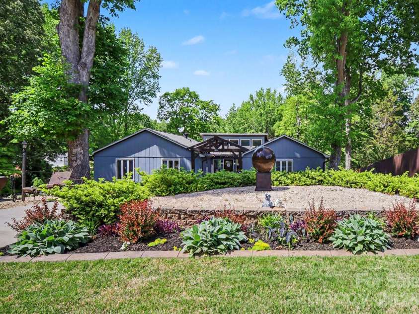 7108 Hollyhouse Drive, Charlotte, NC 28215.  MLS# CAR4366405, YatesRealty ID 17962. 