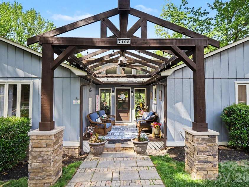 7108 Hollyhouse Drive, Charlotte, NC 28215.  MLS# CAR4366405, YatesRealty ID 17962. 