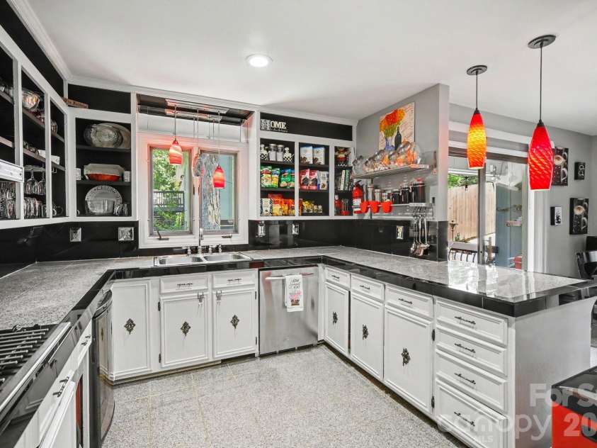 7108 Hollyhouse Drive, Charlotte, NC 28215.  MLS# CAR4366405, YatesRealty ID 17962. 