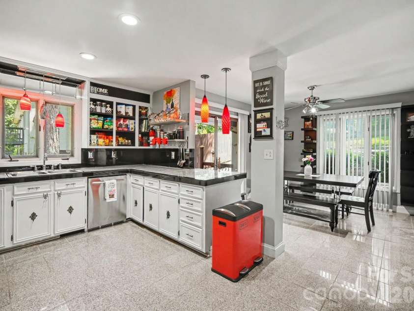 7108 Hollyhouse Drive, Charlotte, NC 28215.  MLS# CAR4366405, YatesRealty ID 17962. 