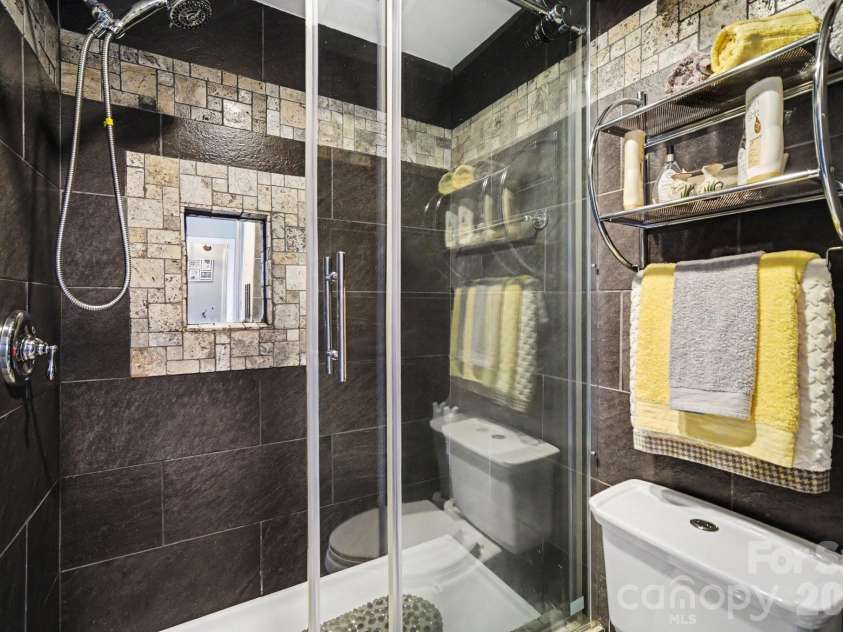 7108 Hollyhouse Drive, Charlotte, NC 28215.  MLS# CAR4366405, YatesRealty ID 17962. 