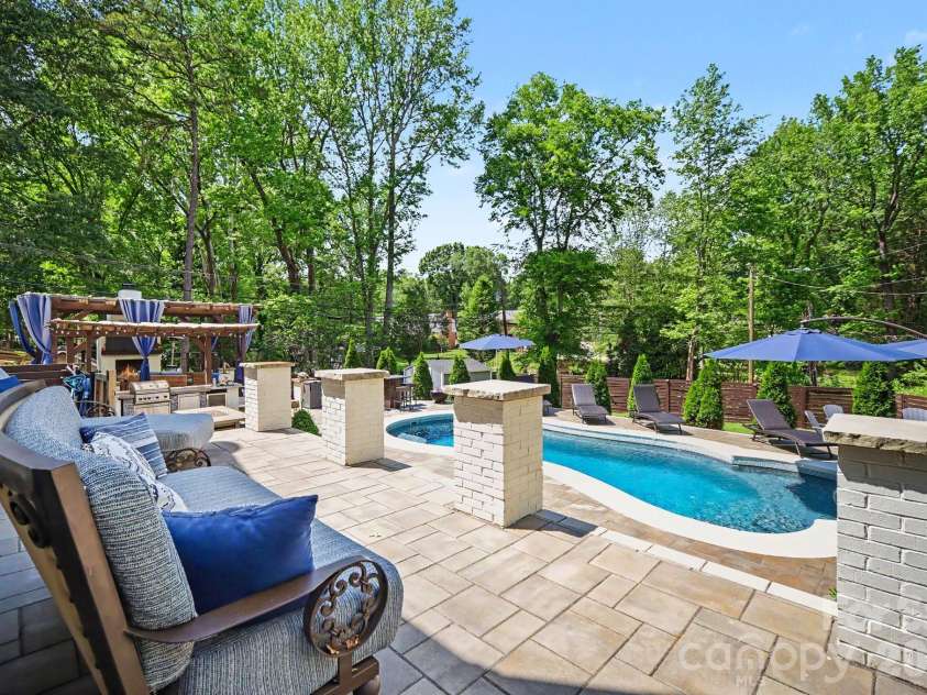 7108 Hollyhouse Drive, Charlotte, NC 28215.  MLS# CAR4366405, YatesRealty ID 17962. 