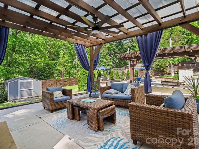 7108 Hollyhouse Drive, Charlotte, NC 28215.  MLS# CAR4366405, YatesRealty ID 17962. 