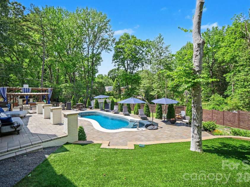 7108 Hollyhouse Drive, Charlotte, NC 28215.  MLS# CAR4366405, YatesRealty ID 17962. 