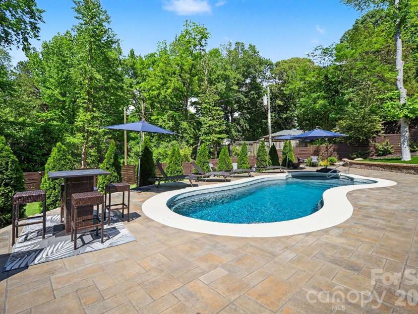 7108 Hollyhouse Drive, Charlotte, NC 28215.  MLS# CAR4366405, YatesRealty ID 17962. 