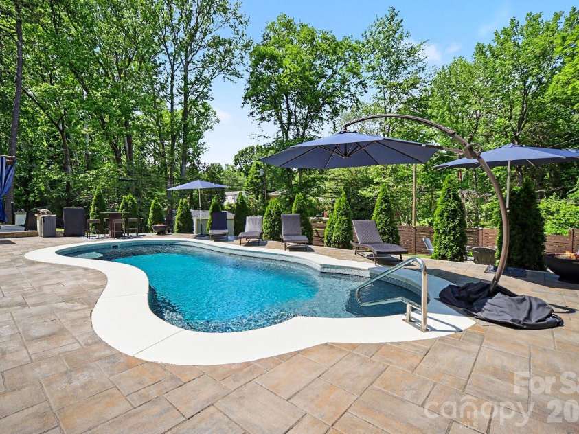 7108 Hollyhouse Drive, Charlotte, NC 28215.  MLS# CAR4366405, YatesRealty ID 17962. 
