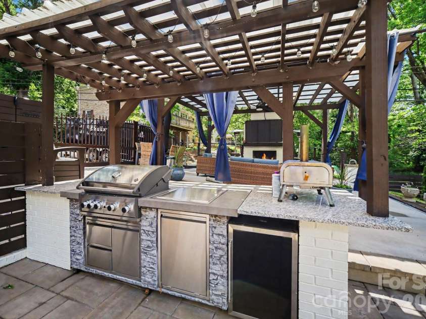 7108 Hollyhouse Drive, Charlotte, NC 28215.  MLS# CAR4366405, YatesRealty ID 17962. 