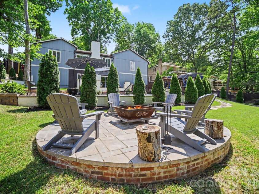 7108 Hollyhouse Drive, Charlotte, NC 28215.  MLS# CAR4366405, YatesRealty ID 17962. 