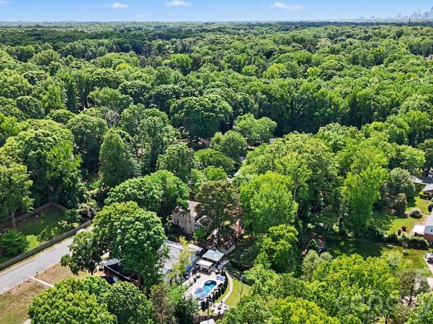 7108 Hollyhouse Drive, Charlotte, NC 28215.  MLS# CAR4366405, YatesRealty ID 17962. 