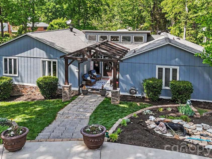 7108 Hollyhouse Drive, Charlotte, NC 28215.  MLS# CAR4366405, YatesRealty ID 17962. 7108 HOLLYHOUSE DR