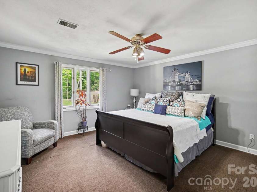 7108 Hollyhouse Drive, Charlotte, NC 28215.  MLS# CAR4366405, YatesRealty ID 17962. BASEMENT BEDROOM