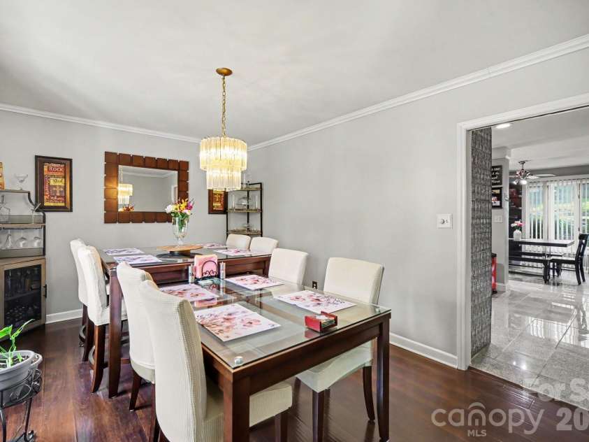 7108 Hollyhouse Drive, Charlotte, NC 28215.  MLS# CAR4366405, YatesRealty ID 17962. DINING ROOM