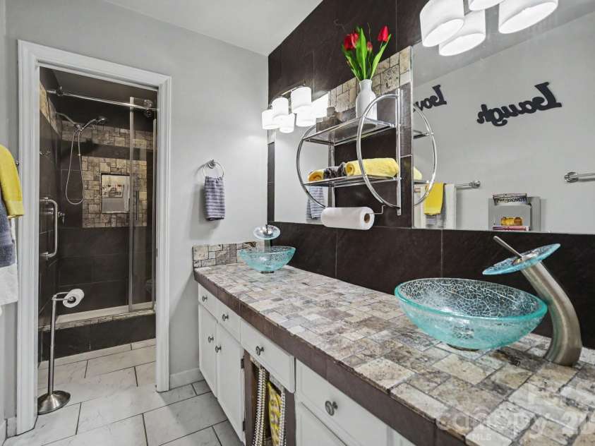 7108 Hollyhouse Drive, Charlotte, NC 28215.  MLS# CAR4366405, YatesRealty ID 17962. GUEST BATHROOM