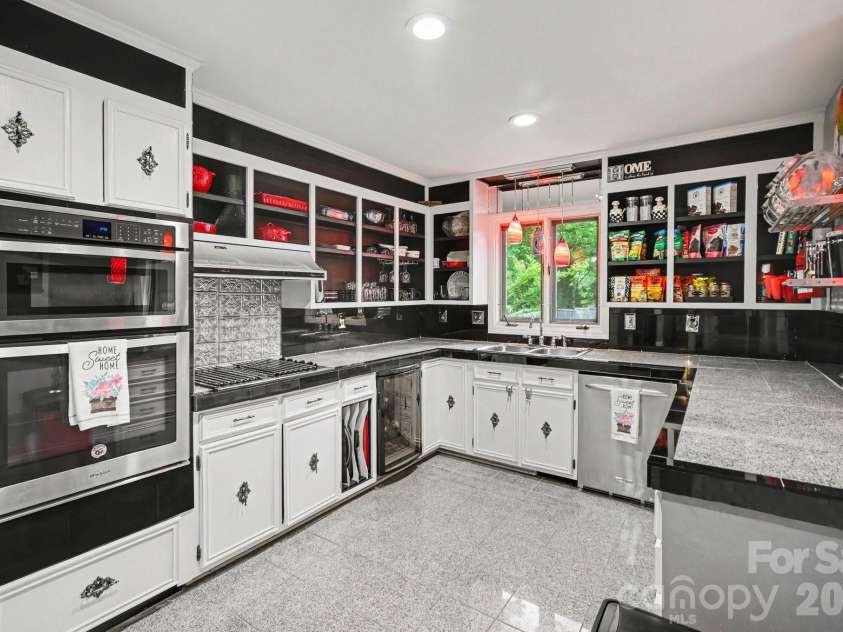 7108 Hollyhouse Drive, Charlotte, NC 28215.  MLS# CAR4366405, YatesRealty ID 17962. KITCHEN
