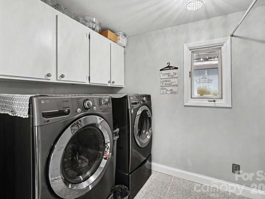 7108 Hollyhouse Drive, Charlotte, NC 28215.  MLS# CAR4366405, YatesRealty ID 17962. LAUNDRY ROOM