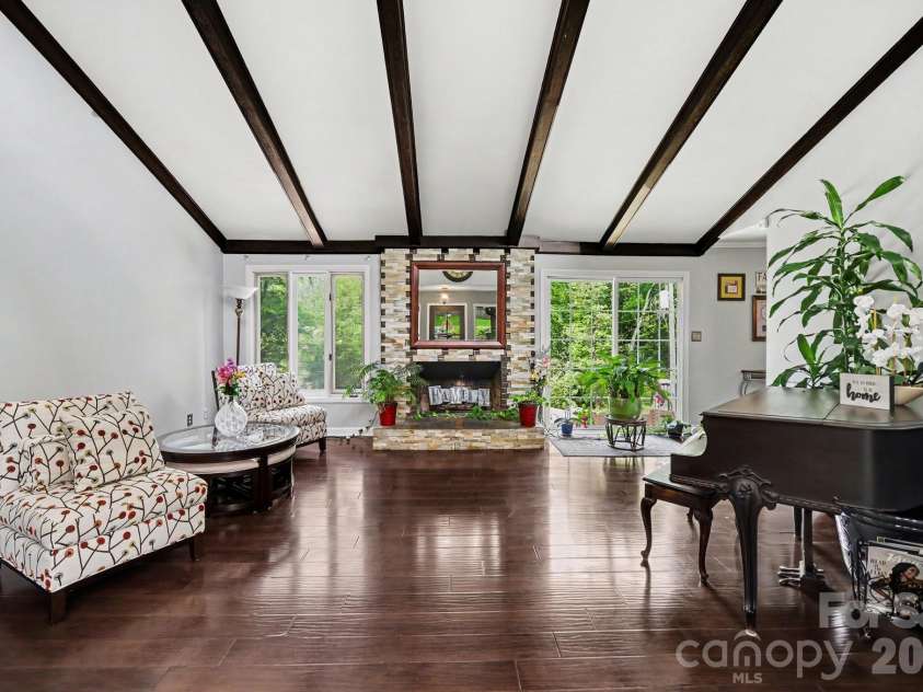 7108 Hollyhouse Drive, Charlotte, NC 28215.  MLS# CAR4366405, YatesRealty ID 17962. LIVING ROOM