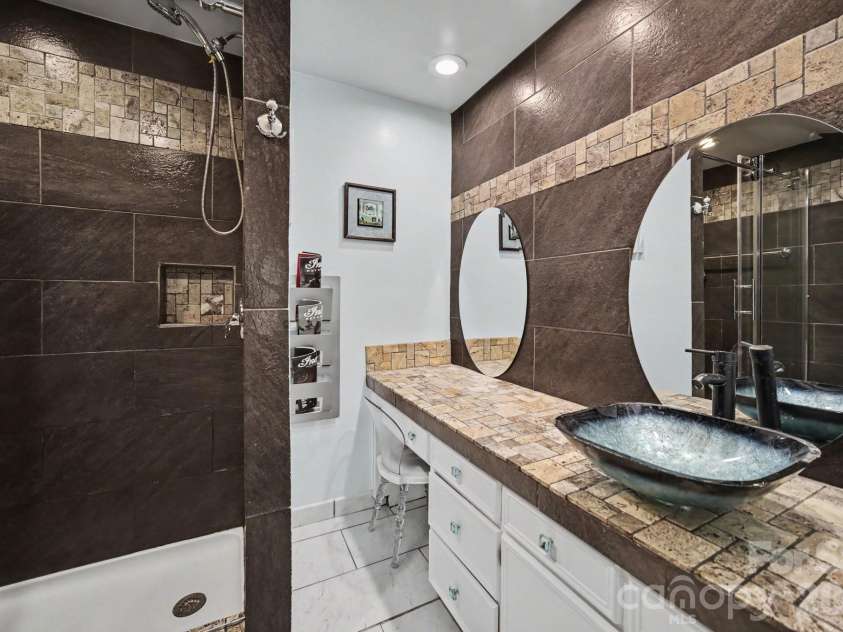 7108 Hollyhouse Drive, Charlotte, NC 28215.  MLS# CAR4366405, YatesRealty ID 17962. PRIMARY BATHROOM