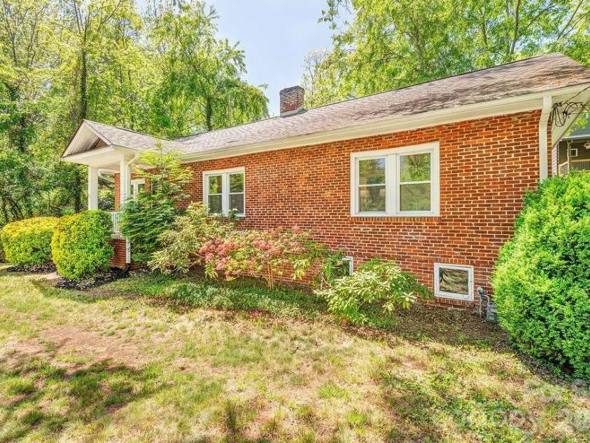 233/231 Fairfax Avenue, Asheville, NC 28806.  MLS# CAR4375366, YatesRealty ID 17963. 