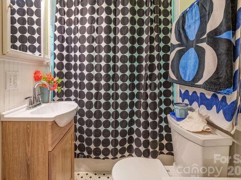 233/231 Fairfax Avenue, Asheville, NC 28806.  MLS# CAR4375366, YatesRealty ID 17963. 