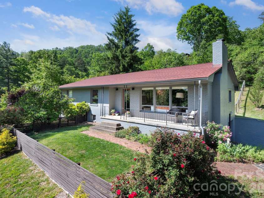 301 Stratford Road, Asheville, NC 28804.  MLS# CAR4372371, YatesRealty ID 17965. 