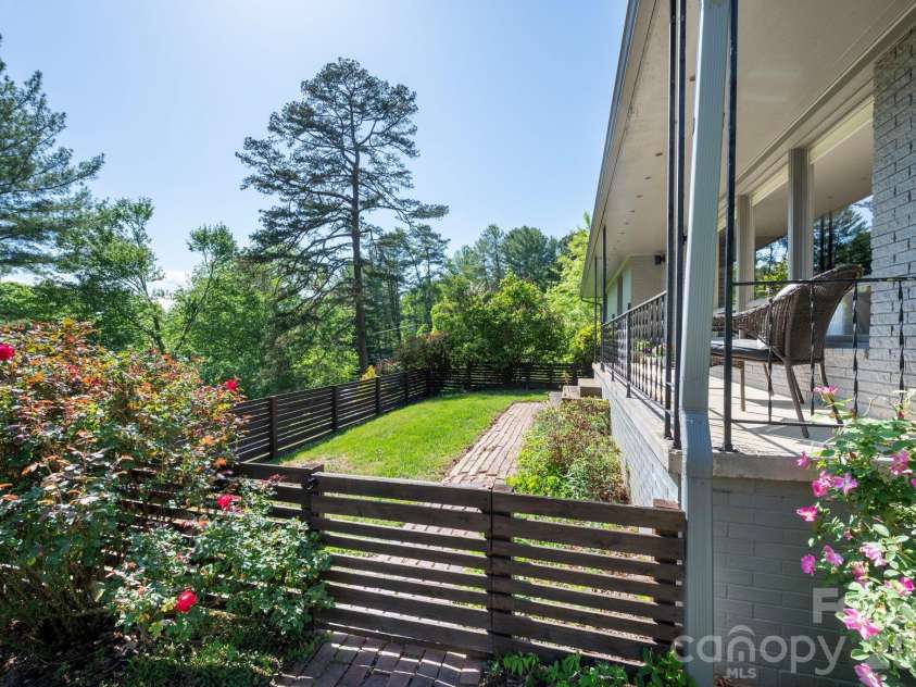 301 Stratford Road, Asheville, NC 28804.  MLS# CAR4372371, YatesRealty ID 17965. 