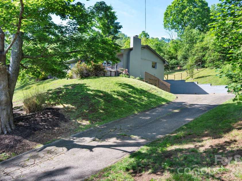 301 Stratford Road, Asheville, NC 28804.  MLS# CAR4417374, YatesRealty ID 17965. 