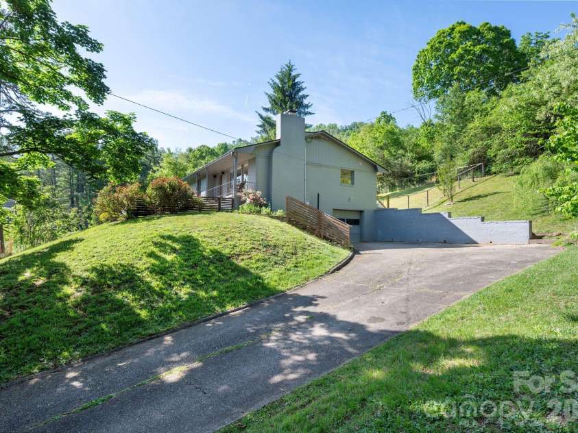 301 Stratford Road, Asheville, NC 28804.  MLS# CAR4417374, YatesRealty ID 17965. 