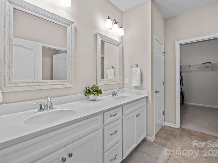 305 Kentmere Lane, Clover, SC 29710.  MLS# CAR4229310, YatesRealty ID 1797. Primary Bath