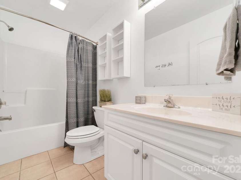 43 Redden Road, Hendersonville, NC 28739.  MLS# CAR4330221, YatesRealty ID 1797. 2nd Full bath