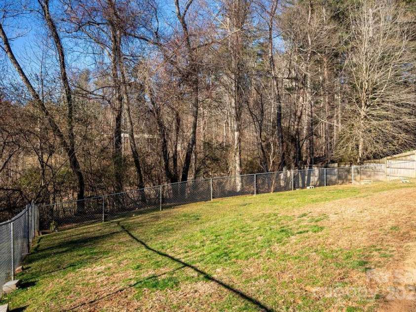 43 Redden Road, Hendersonville, NC 28739.  MLS# CAR4330221, YatesRealty ID 1797. Large Back Yard