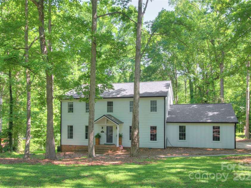 10501 Stonemede Lane, Matthews, NC 28105.  MLS# CAR4252301, YatesRealty ID 17971. 
